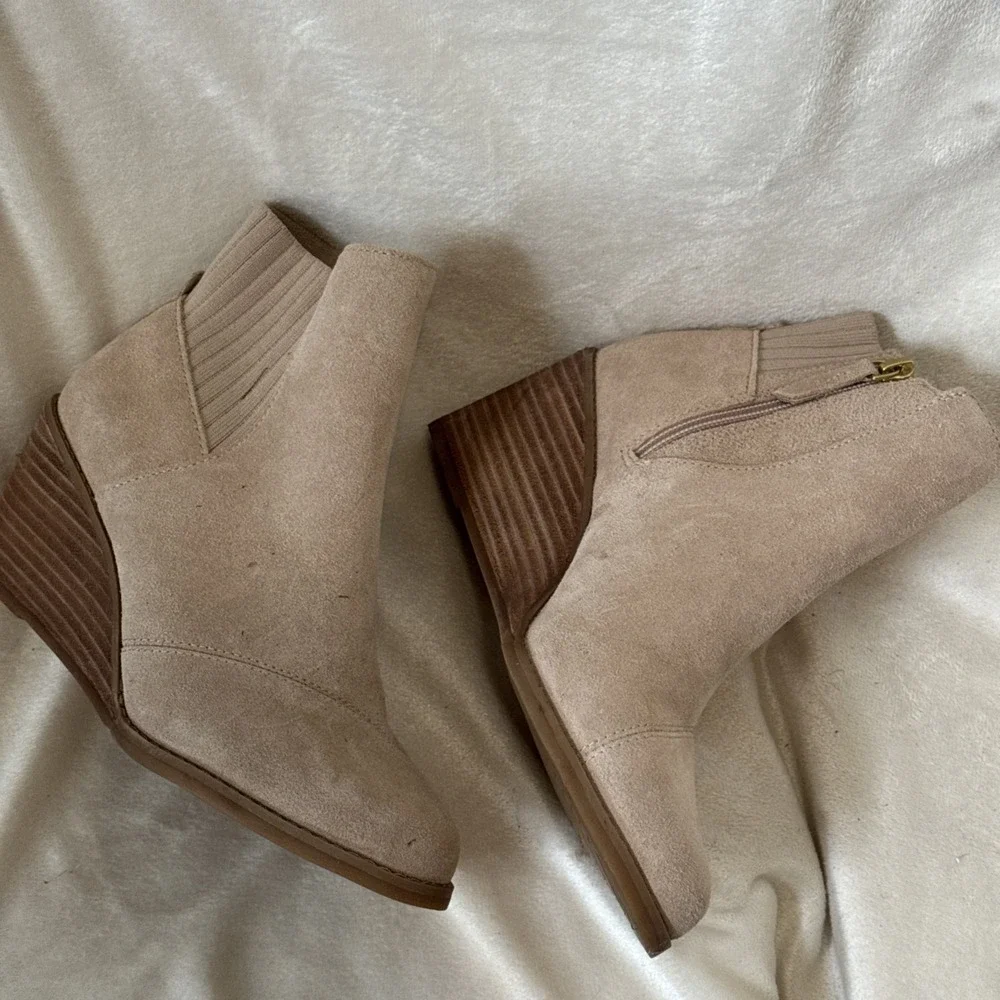 TOMS Women's Sadie Wedge Bootie Almond Shape Toe Oatmeal Suede Side Zip 6